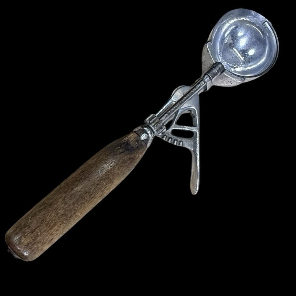Antique Ice Cream Scoop Hamilton Beach 31 w/ Wooden Handle Pat.#1961655 Size 24